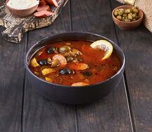 Солянка с подкопченными колбасками