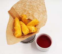 Сырные палочки с вишневым соусом