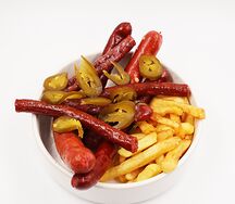 Колбаски с картофелем фри и халапеньо