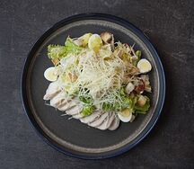 Салат Цезарь с курицей