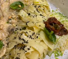 Паста с курицей и грибами