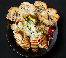 Салат Цезарь с куриным филе