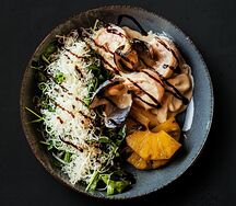 Салат с соленым ананасом и морепродуктами