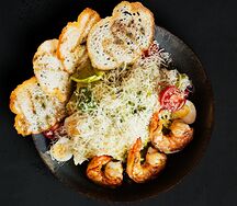 Салат Цезарь с креветками