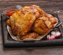 Курица гриль с салатом и соусом