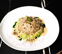Бифштекс с зеленым горошком и перечным соусом