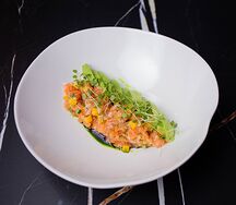 Лосось с авокадо и халапеньо