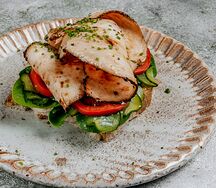 Бутерброд с пастрами из индейки и корнишонами
