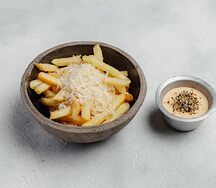 Картофель фри, пармезан и манговый айоли
