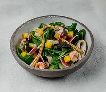Морепродукты, кешью и соус том ям