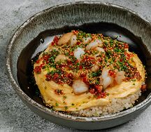Скрэмбл с рисом, креветками и соусом ахи амарилло