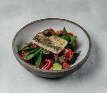 Греческий с фетой и юдзу-заправкой 