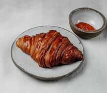 Круассан с апельсиновым джемом