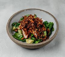 Курица гриль, авокадо и чипсы из шиитаке