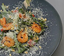 Салат с рукколой и креветками