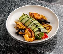 Салат с морепродуктами в соусе унаги