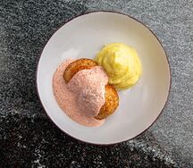 Крабовые котлеты с картофельным пюре и соусом из икры