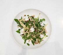 Салат с курицей, яблоком и сельдереем