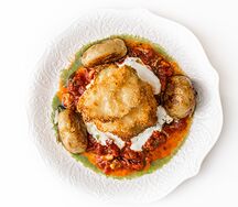 Хрустящий цыпленок с картофелем, сальсой и подкопченным йогуртом