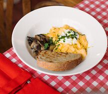 Скрембл со страчателлой и шампиньонами