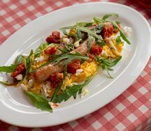 Скрембл с куриными колбасками