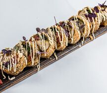 Жареный ролл Цезарь с курицей 