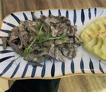 Язык с грибами в сливочном соусе