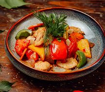 Куриная грудка с овощами