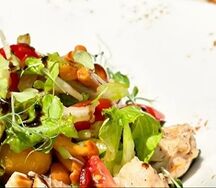 Тёплый салат с куриным филе