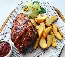 Ребра BBQ с картофелем айдахо