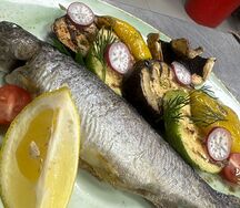 Форель, запеченная с овощами