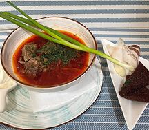 Борщ с салом и чесночными гренками