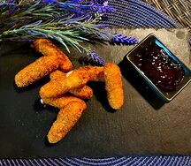 Жареный сыр с ягодным соусом