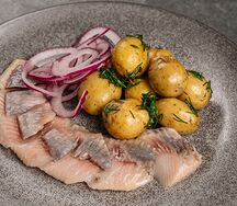 Селедка с картошкой и красным луком