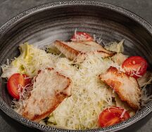 Салат Цезарь с курицей