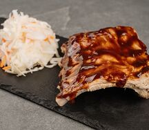 Cвинoе ребро с соусом BBQ