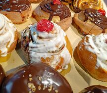 Булочка с корицей и шоколадом