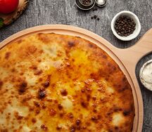 Осетинский пирог с сыром, грибами и помидорами