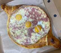 Хачапури по-аджарски с сыром и ветчиной