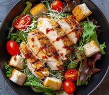 Салат Цезарь с куриной грудкой