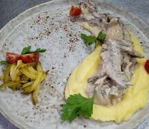 Бефстроганов с картофельным пюре