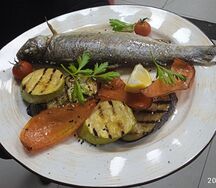 Форель, запеченная с овощами