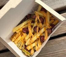 Френч-фрайз с колбасками и халапеньо 