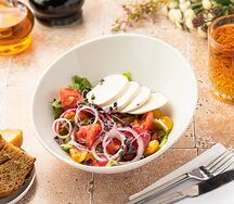 Салат с моцареллой и томатами