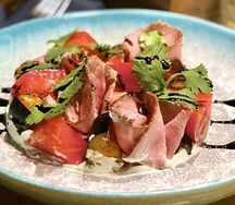 Салат с томленой говядиной и баклажанами
