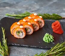Ролл Калифорния в масаго с креветкой