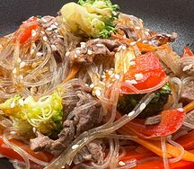 Фунчоза с говядиной и овощами в устричном соусе