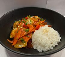 Овощи в кисло- сладком соусе с рисом