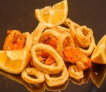 Жареные креветки и кальмары