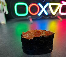 Гункан с лососем спайси